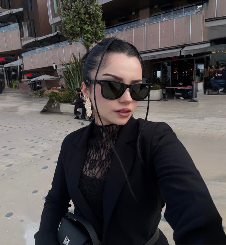 Melis Pamuk, adlı sanatçı profil fotoğrafı