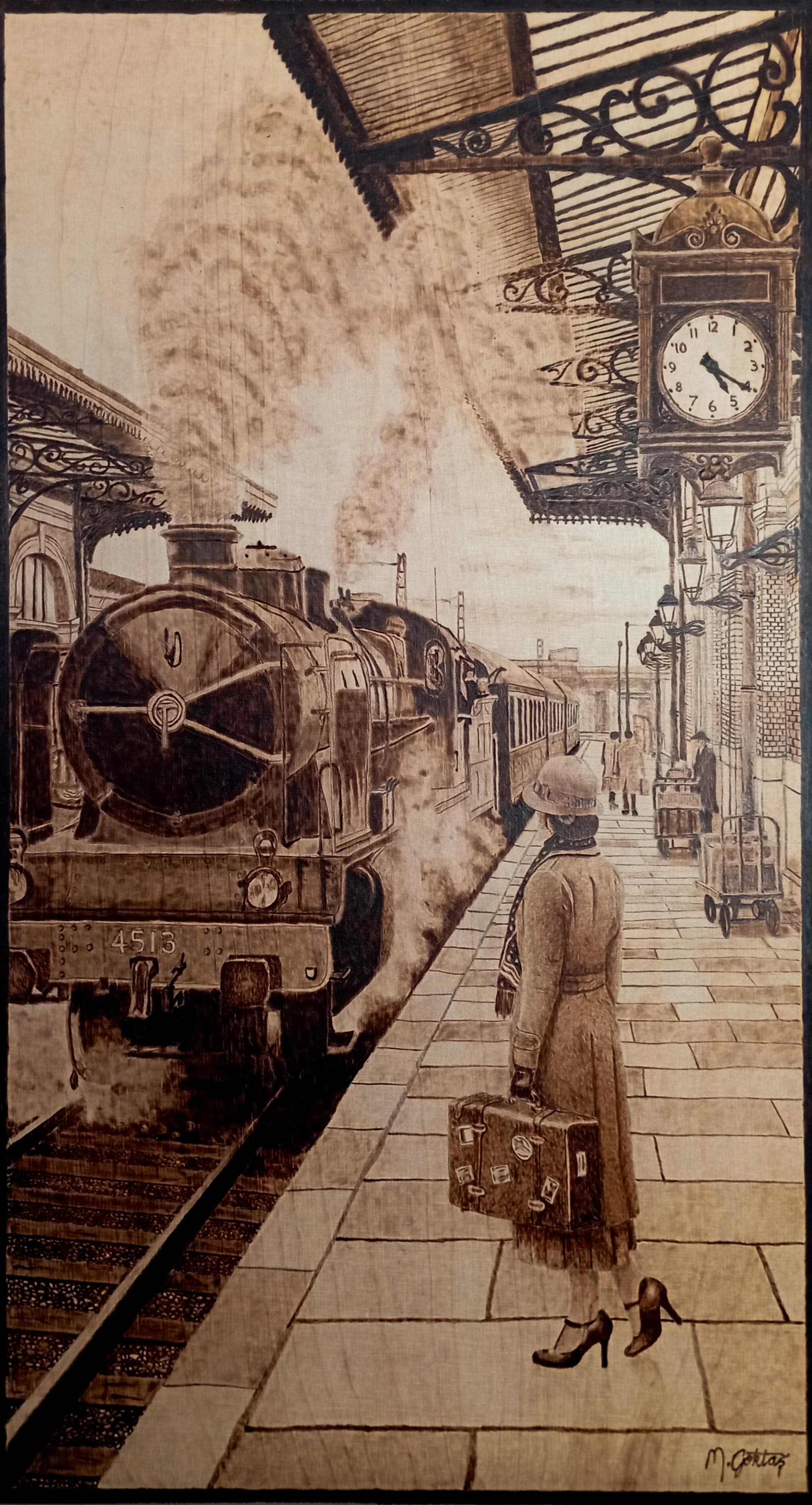 Tren İstasyonundaki Kadın