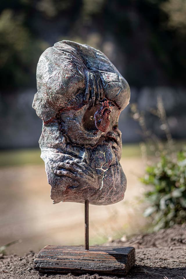 Kırılan Beden, Susturulan Kalp