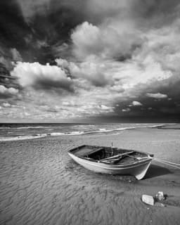 Meydan Kumsalı'ndaki Sandal - Görsel 1