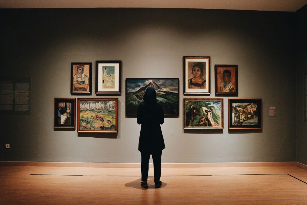 Görünenin Ötesine Bakmak: Sanat Eleştirisi ve Çözümleme Rehberi Görünenin Ötesine Bakmak: Sanat Eleştirisi ve Çözümleme Rehberi